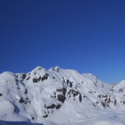 Panorama dal Passo Triomen, con al centro il gruppo del Ponteranica, a sinistra la cima senza nome di quota 2.300 m e a destra il Pizzo Triomen (2.252 m)